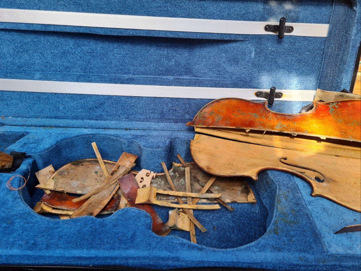 Violin restoration, photo 1